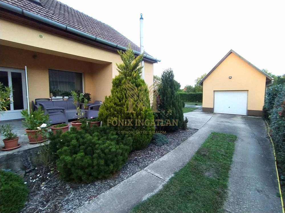 Tágas, modernizált családi ház eladó Vácrátót csendes utcájában, hatalmas telekkel!