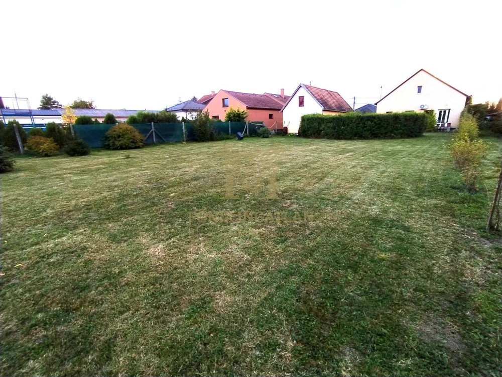 Tágas, modernizált családi ház eladó Vácrátót csendes utcájában, hatalmas telekkel!