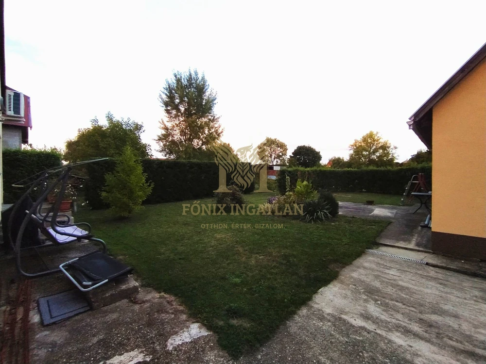 Tágas, modernizált családi ház eladó Vácrátót csendes utcájában, hatalmas telekkel!