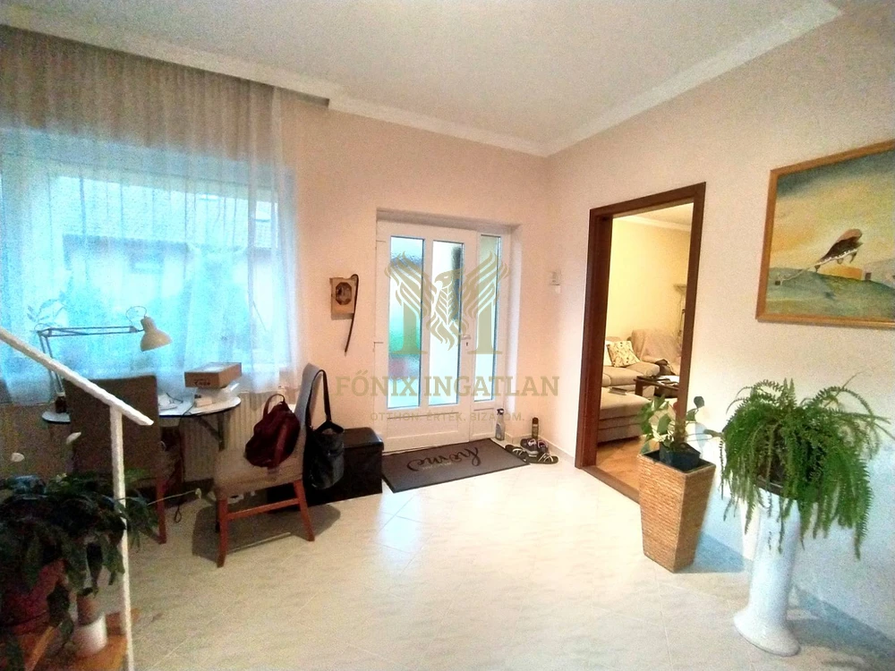 Tágas, modernizált családi ház eladó Vácrátót csendes utcájában, hatalmas telekkel!