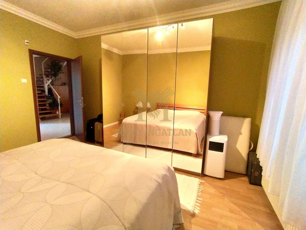 Tágas, modernizált családi ház eladó Vácrátót csendes utcájában, hatalmas telekkel!