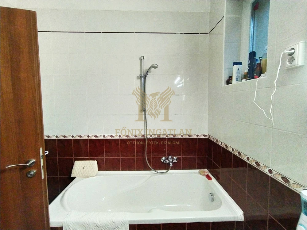 Tágas, modernizált családi ház eladó Vácrátót csendes utcájában, hatalmas telekkel!