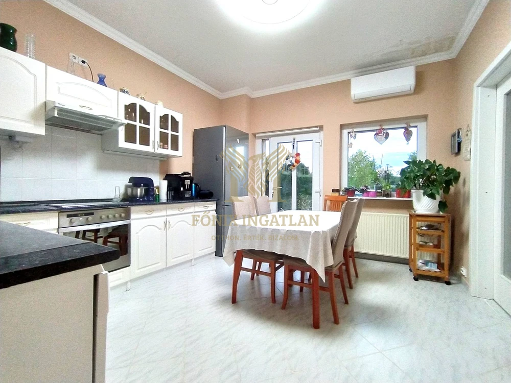 Tágas, modernizált családi ház eladó Vácrátót csendes utcájában, hatalmas telekkel!