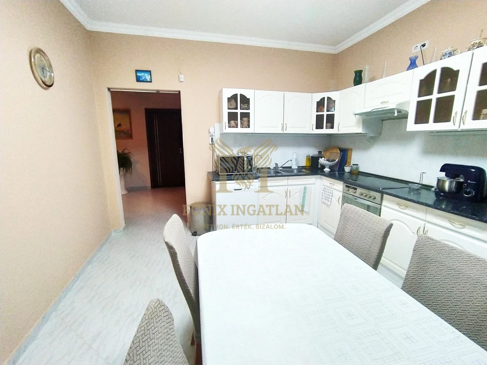 Tágas, modernizált családi ház eladó Vácrátót csendes utcájában, hatalmas telekkel!