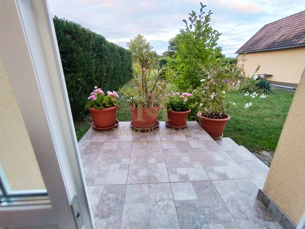 Tágas, modernizált családi ház eladó Vácrátót csendes utcájában, hatalmas telekkel!