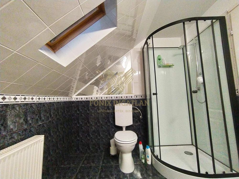 Tágas, modernizált családi ház eladó Vácrátót csendes utcájában, hatalmas telekkel!