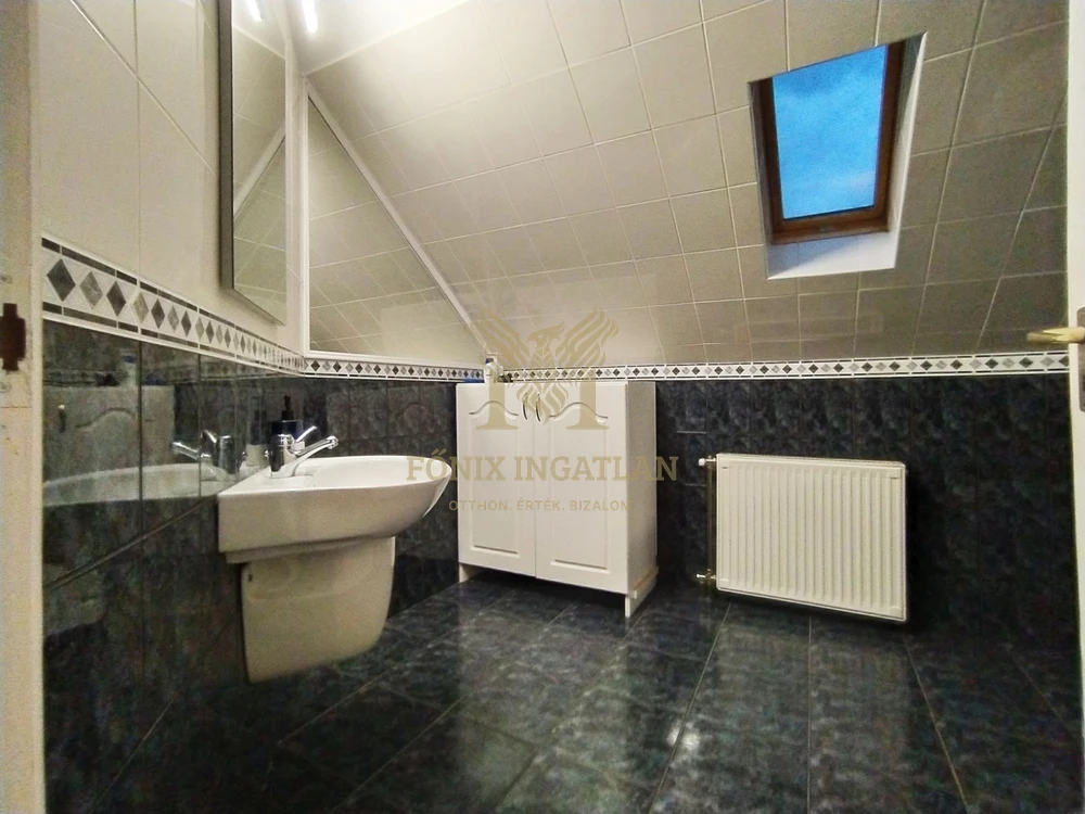 Tágas, modernizált családi ház eladó Vácrátót csendes utcájában, hatalmas telekkel!