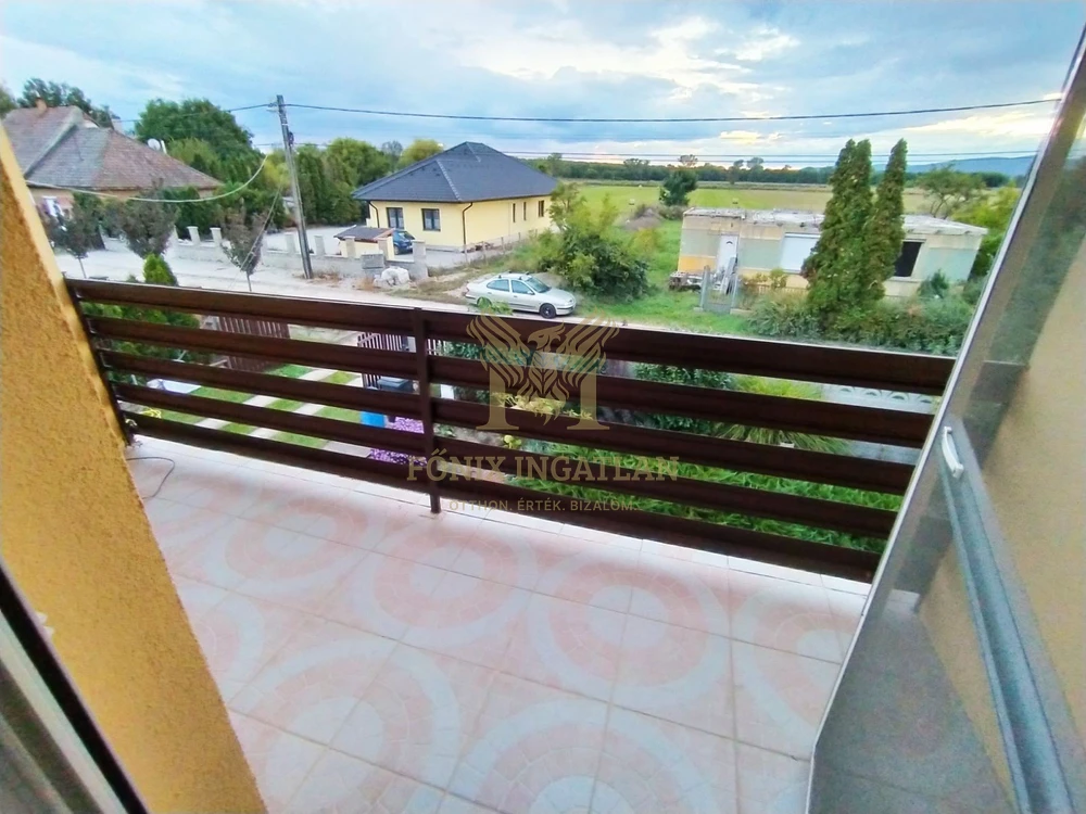 Tágas, modernizált családi ház eladó Vácrátót csendes utcájában, hatalmas telekkel!