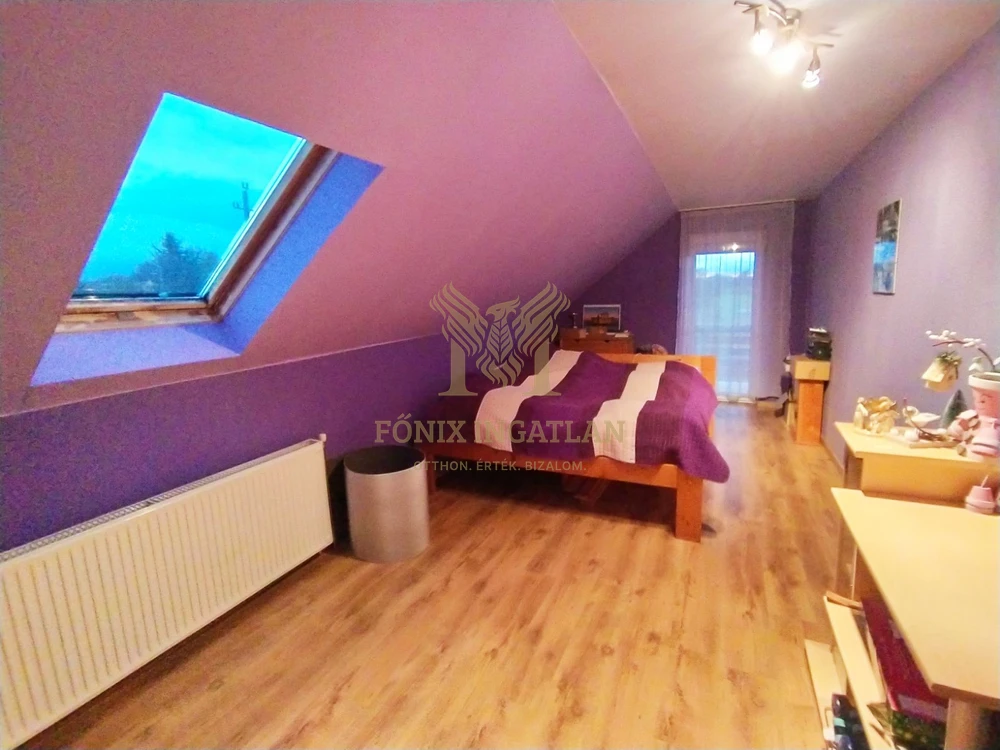 Tágas, modernizált családi ház eladó Vácrátót csendes utcájában, hatalmas telekkel!