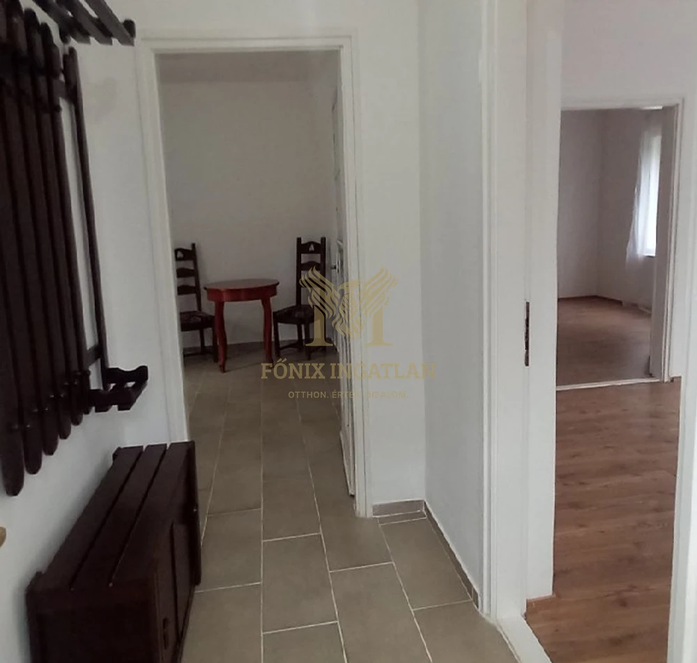 Felsőgöd frekventált részén, tágas telken részben felújított családi ház eladó!