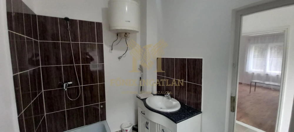 Felsőgöd frekventált részén, tágas telken részben felújított családi ház eladó!