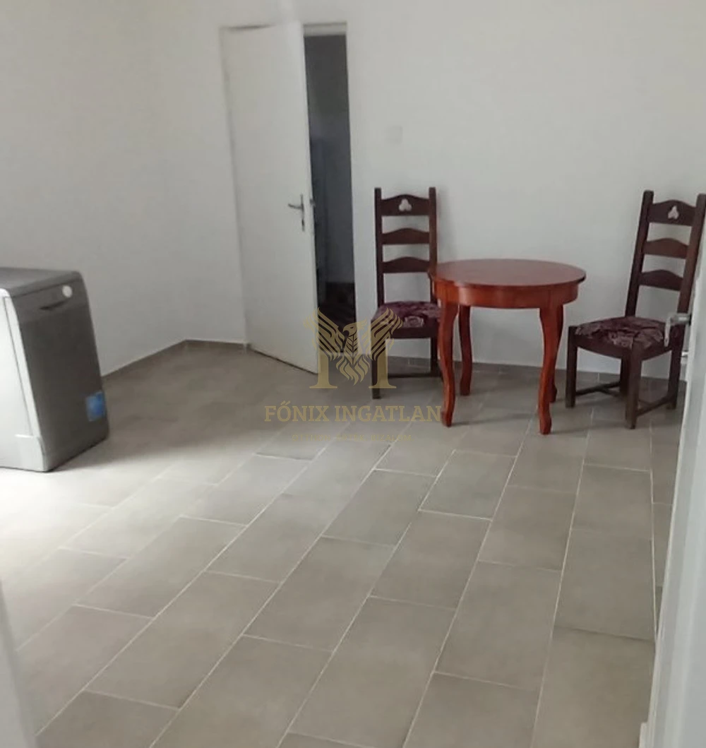 Felsőgöd frekventált részén, tágas telken részben felújított családi ház eladó!