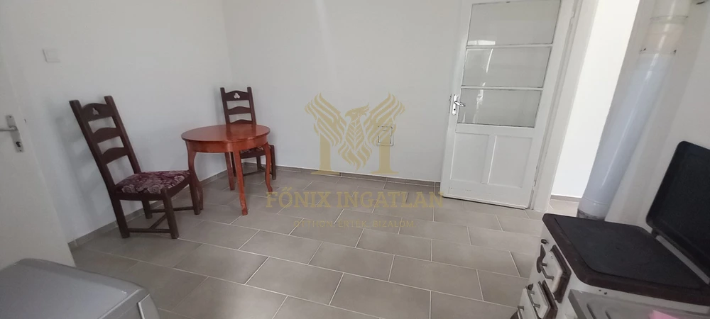 Felsőgöd frekventált részén, tágas telken részben felújított családi ház eladó!