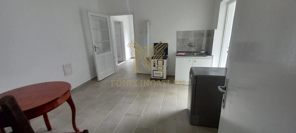 Felsőgöd frekventált részén, tágas telken részben felújított családi ház eladó!