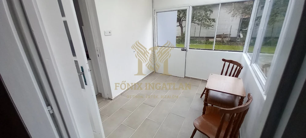 Felsőgöd frekventált részén, tágas telken részben felújított családi ház eladó!