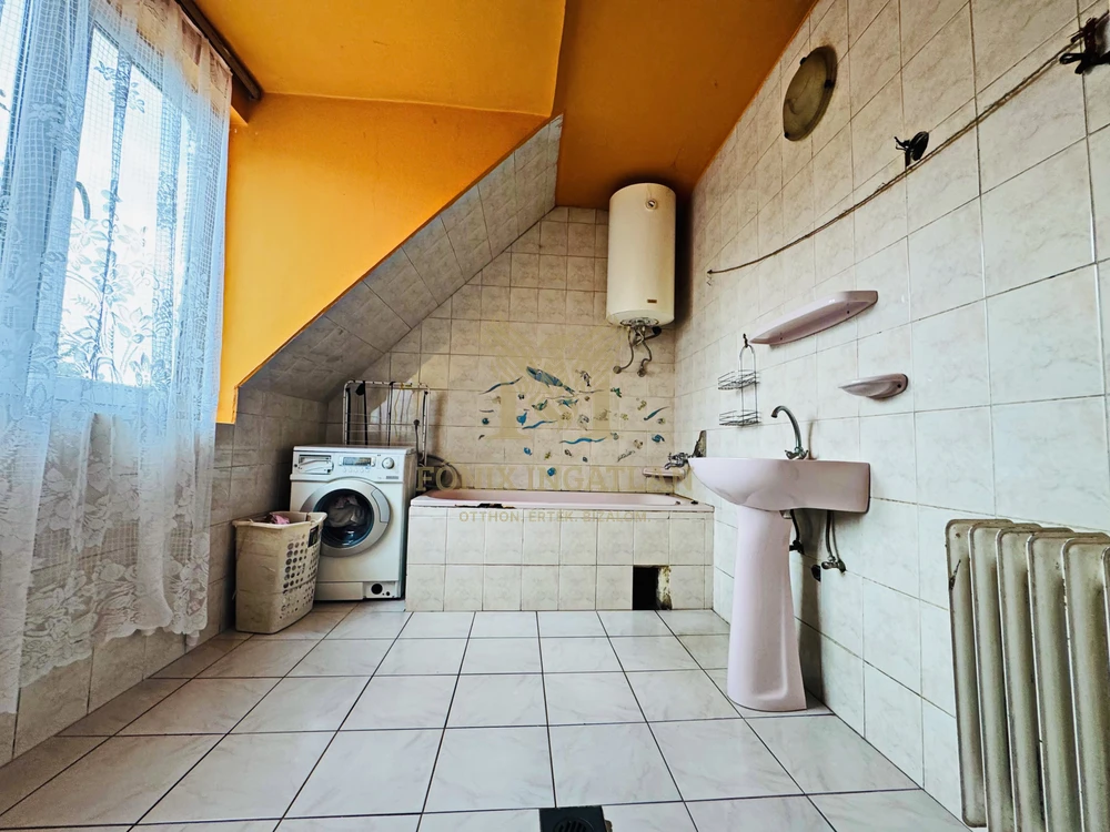 Felújítandó 2 szintes ház alkuképesen eladó!