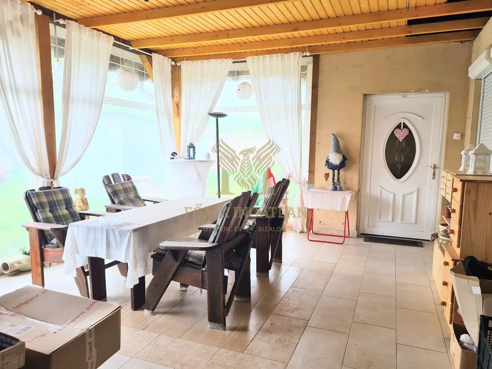 RUSZTIKUS JELLEGŰ, MODERN CSALÁDI HÁZ