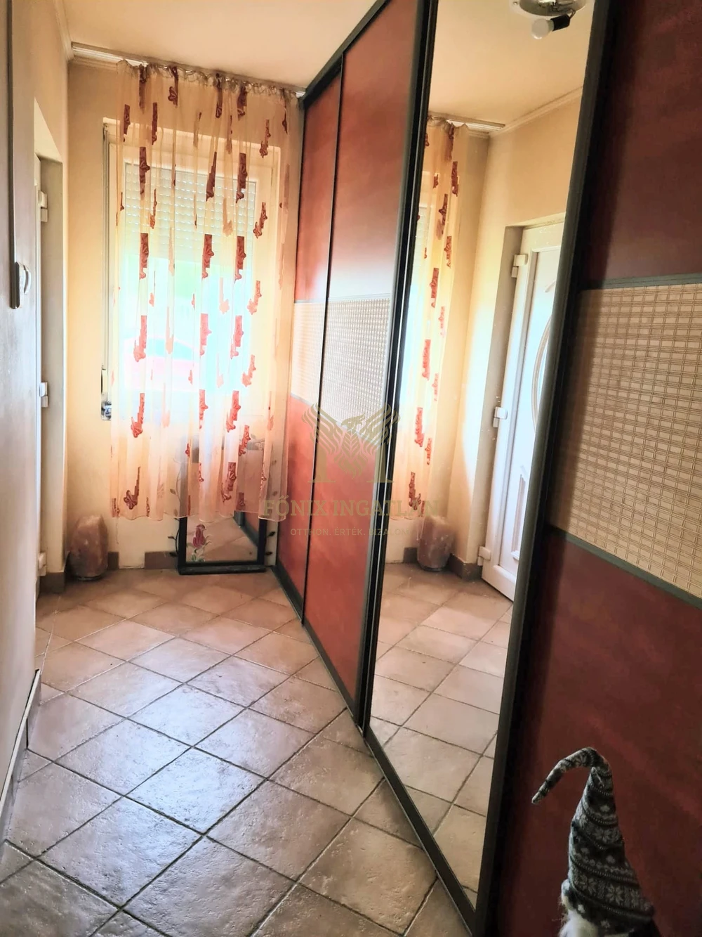 RUSZTIKUS JELLEGŰ, MODERN CSALÁDI HÁZ