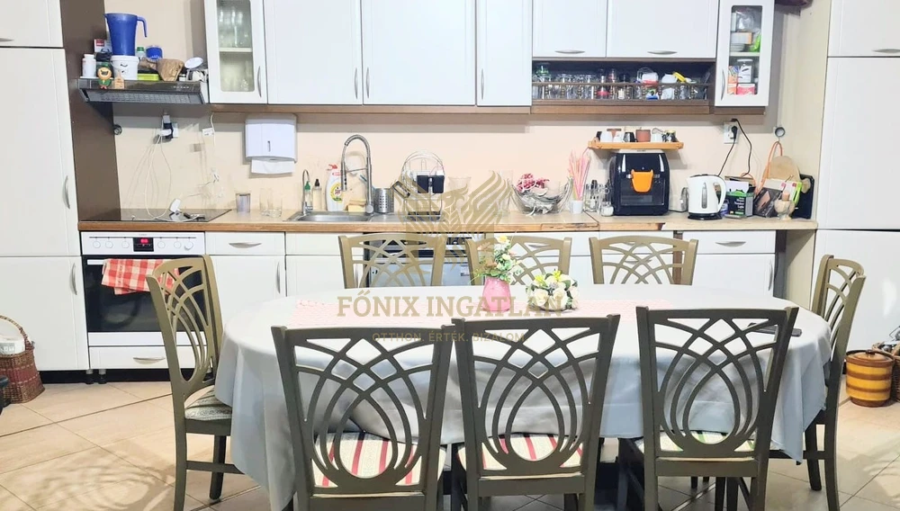 RUSZTIKUS JELLEGŰ, MODERN CSALÁDI HÁZ