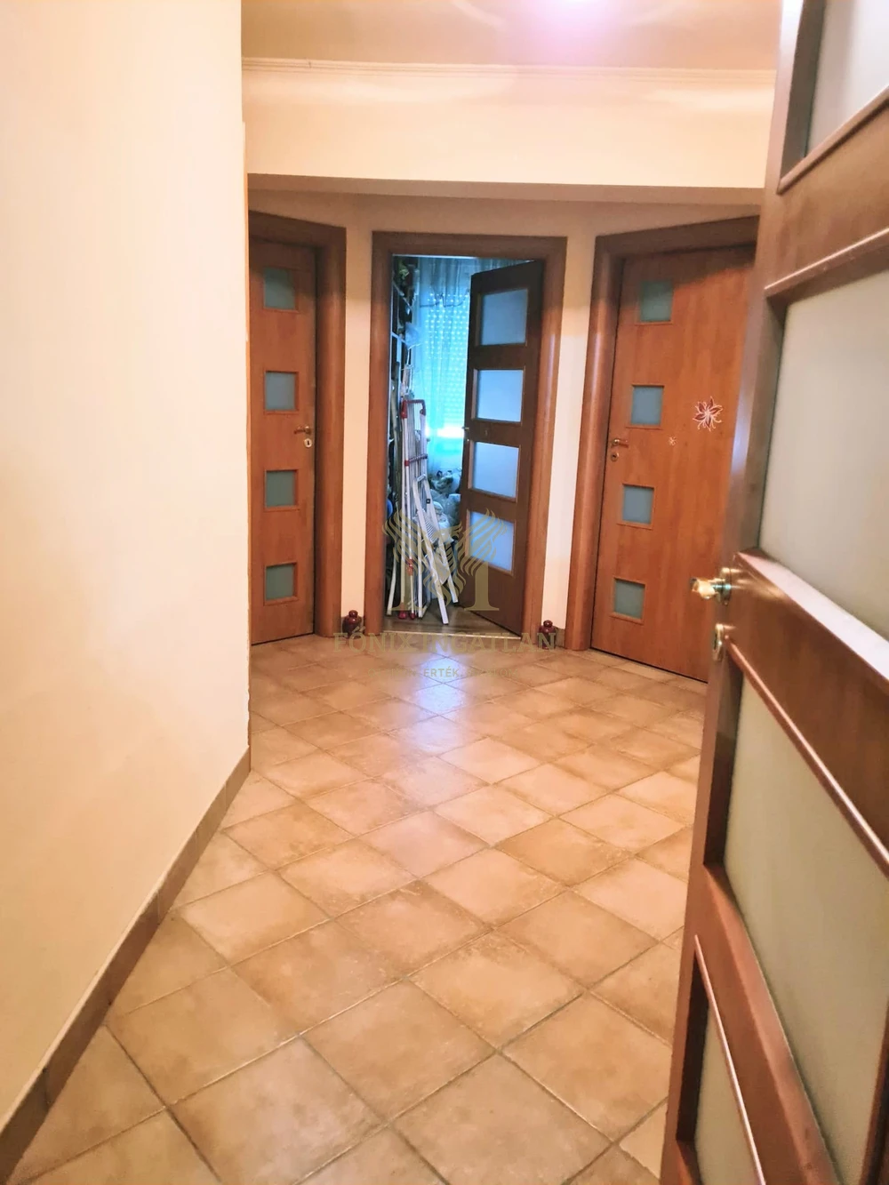 RUSZTIKUS JELLEGŰ, MODERN CSALÁDI HÁZ