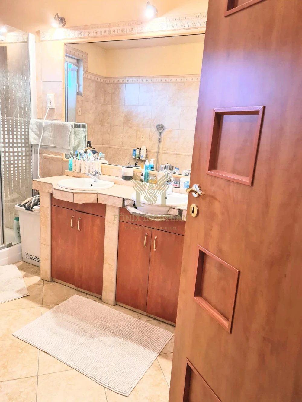 RUSZTIKUS JELLEGŰ, MODERN CSALÁDI HÁZ