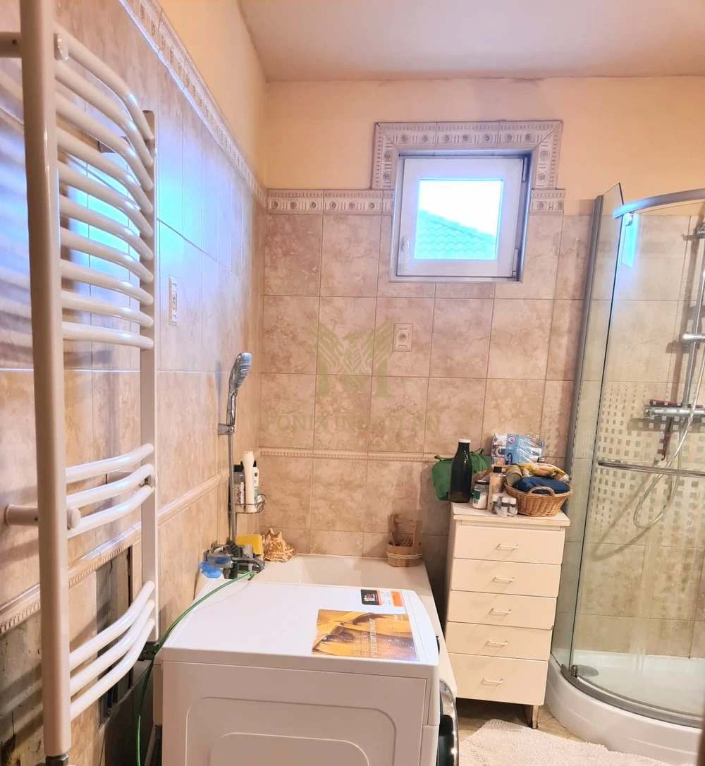 RUSZTIKUS JELLEGŰ, MODERN CSALÁDI HÁZ