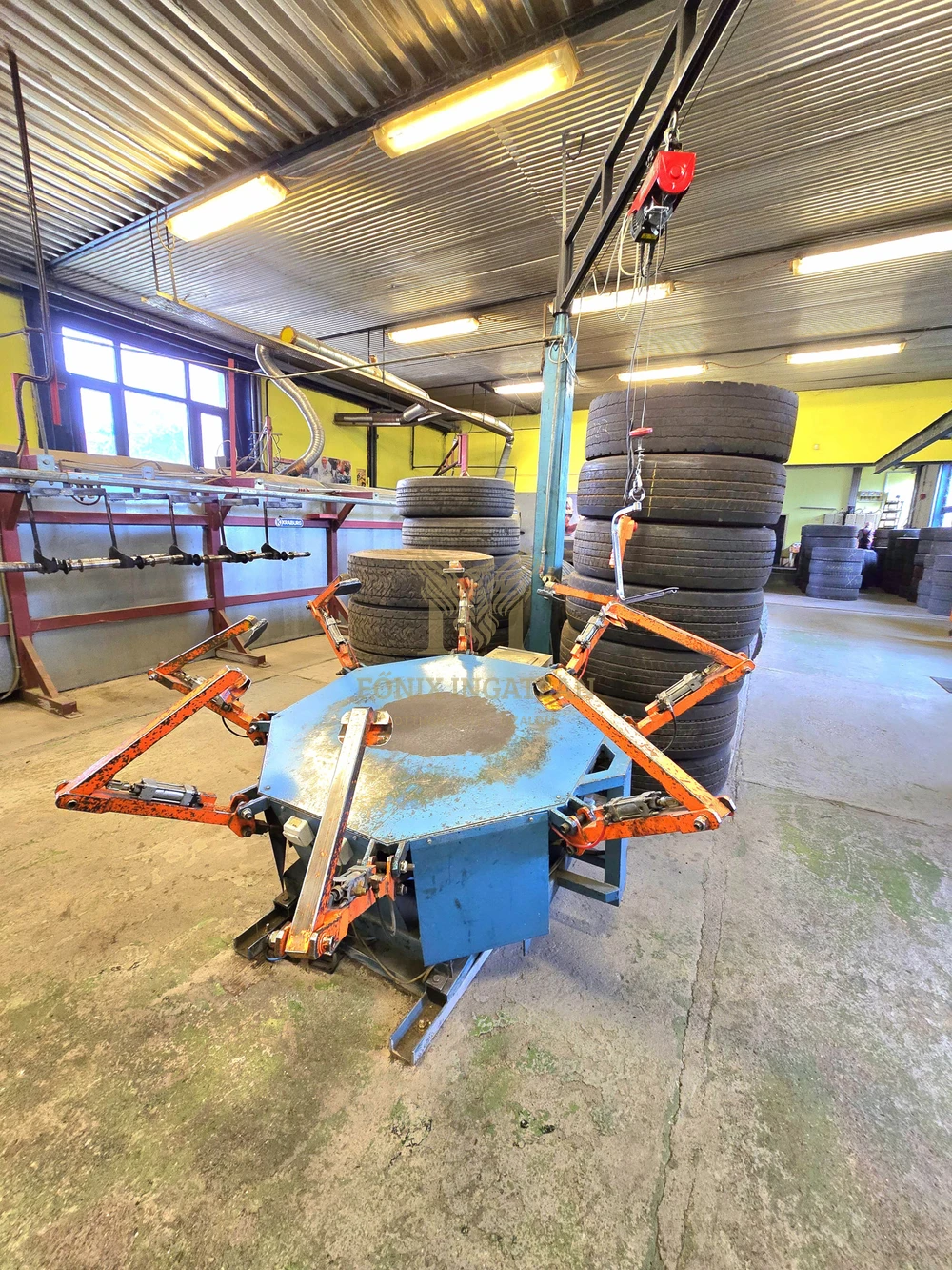Eladó teher- és személygépjármű gumiabroncs futózású üzem teljes gépészettel és felszereltséggel!