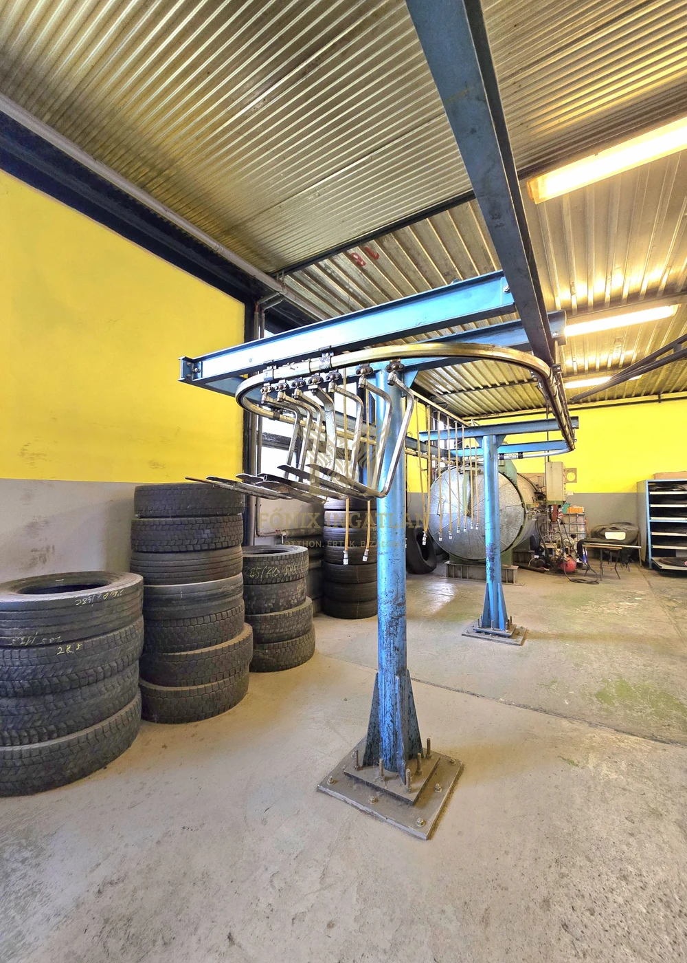 Eladó teher- és személygépjármű gumiabroncs futózású üzem teljes gépészettel és felszereltséggel!