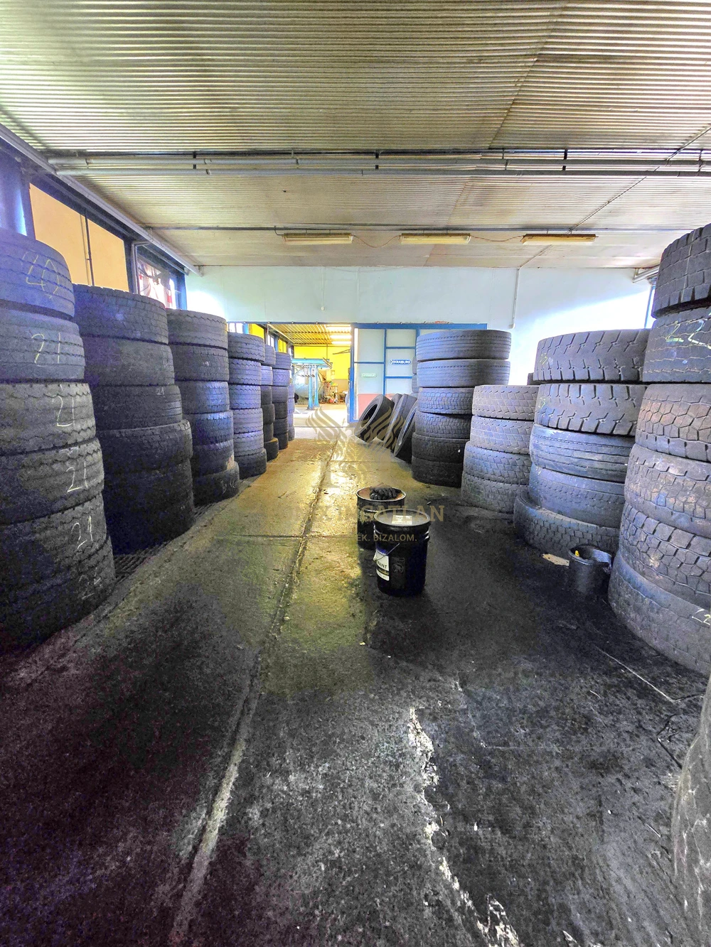 Eladó teher- és személygépjármű gumiabroncs futózású üzem teljes gépészettel és felszereltséggel!