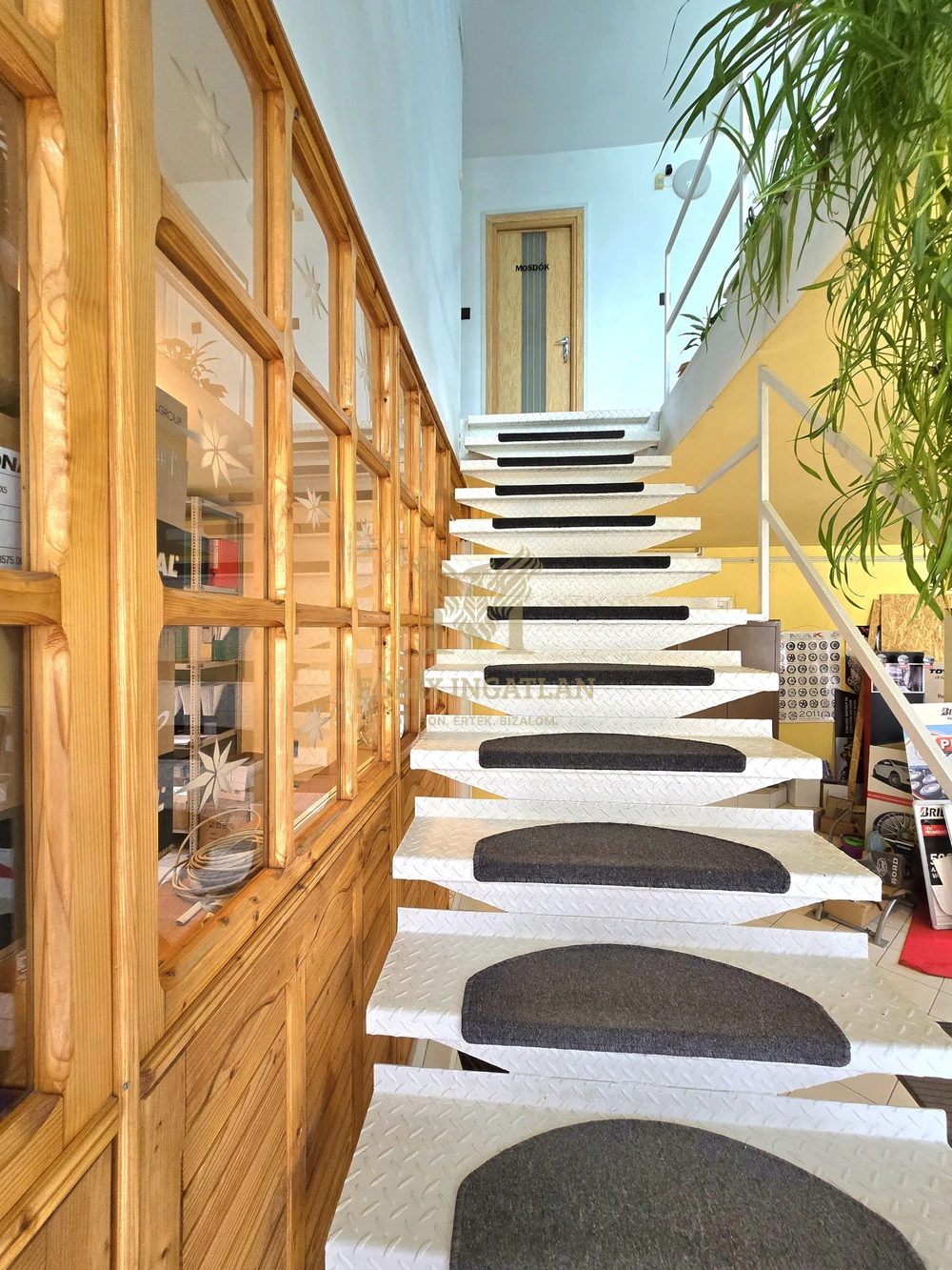 Eladó teher- és személygépjármű gumiabroncs futózású üzem teljes gépészettel és felszereltséggel!