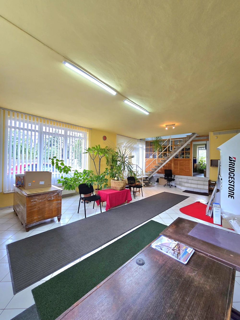 Eladó teher- és személygépjármű gumiabroncs futózású üzem teljes gépészettel és felszereltséggel!