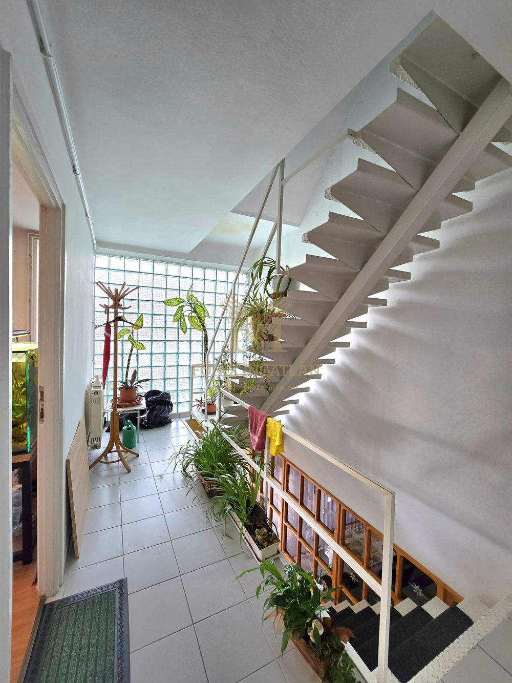 Eladó teher- és személygépjármű gumiabroncs futózású üzem teljes gépészettel és felszereltséggel!