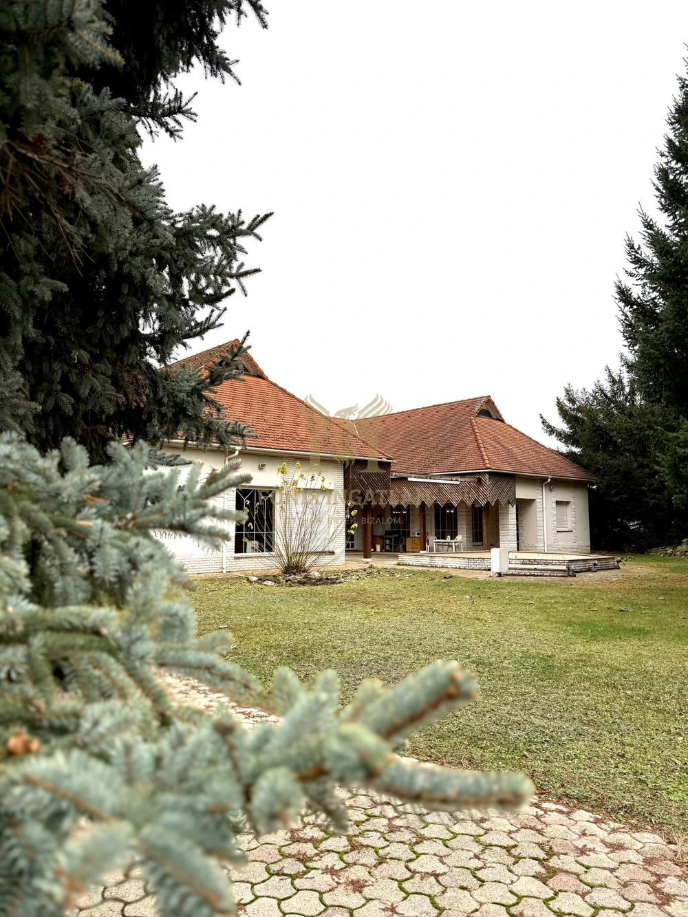 KÜLÖNLEGES CSALÁDI BIRTOK ELADÓ DEBRECEN, JÓZSA VÁROSRÉSZEN!