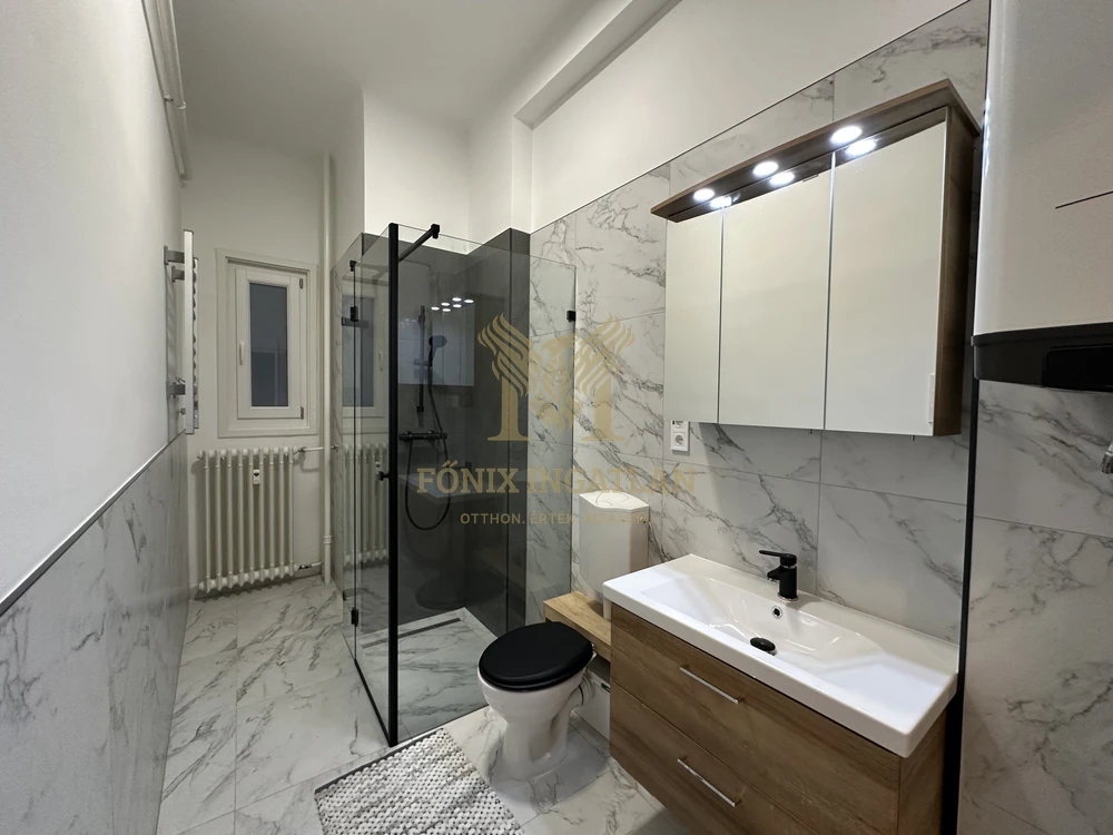 Belvárosi nyugalom a Károly körúton udvari parkolóval