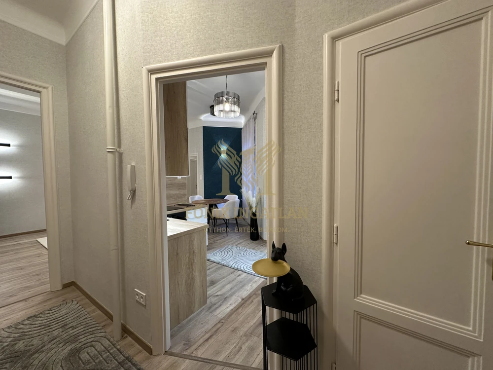 Belvárosi nyugalom a Károly körúton udvari parkolóval