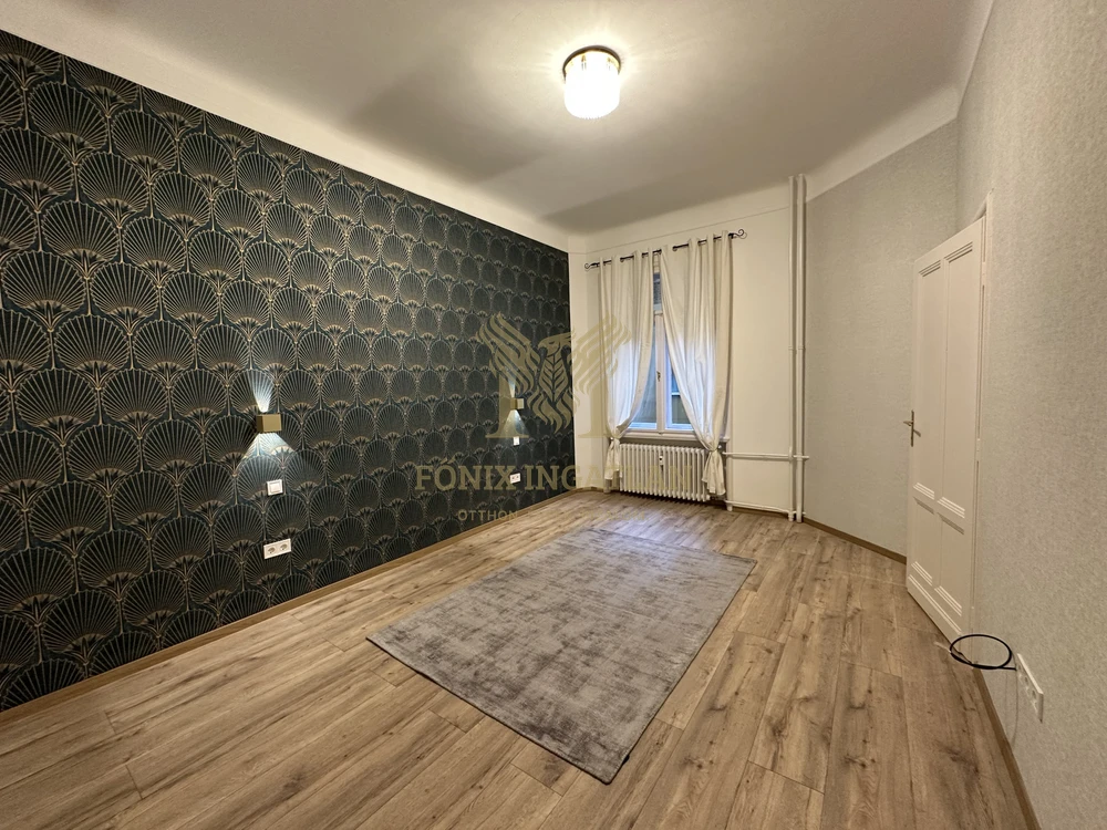 Belvárosi nyugalom a Károly körúton udvari parkolóval