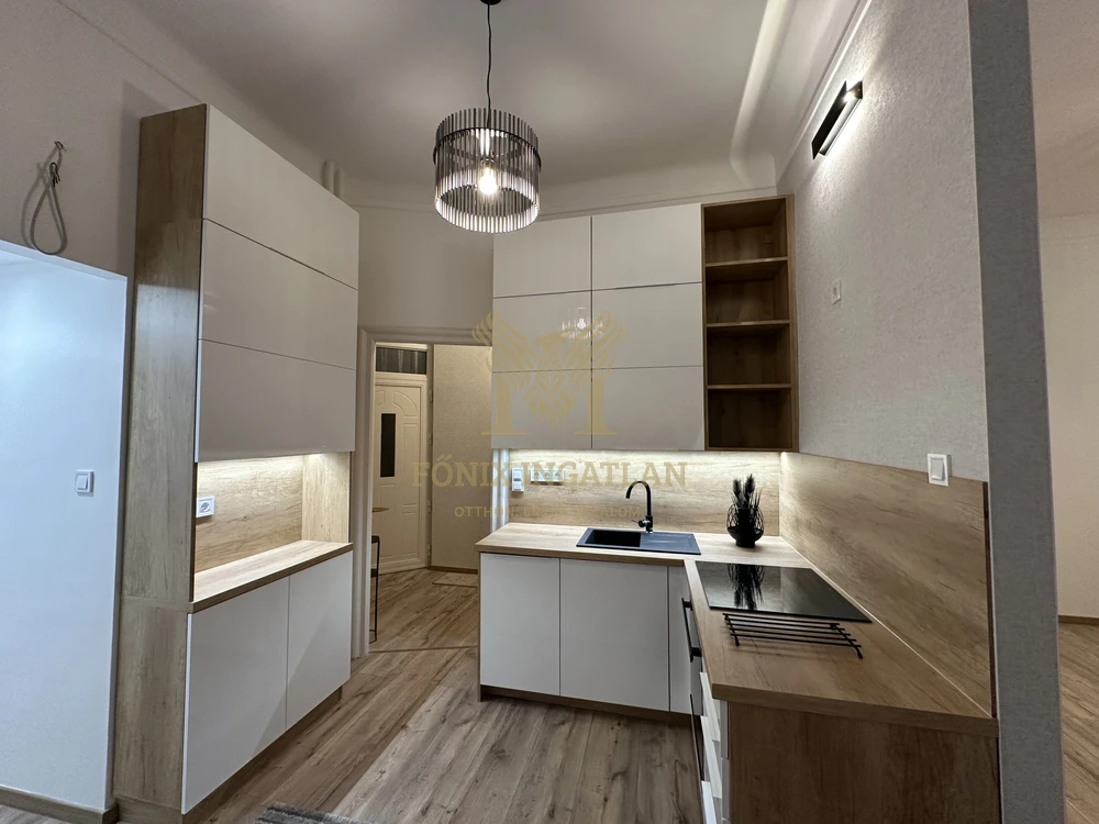 Belvárosi nyugalom a Károly körúton udvari parkolóval