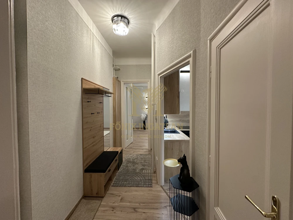 Belvárosi nyugalom a Károly körúton udvari parkolóval