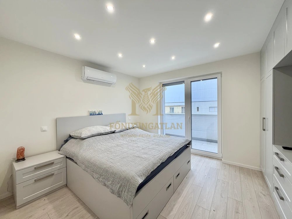 Újszerű, napelemes prémium lakás a Kastélydomb lakóparkban – panorámás kilátással!