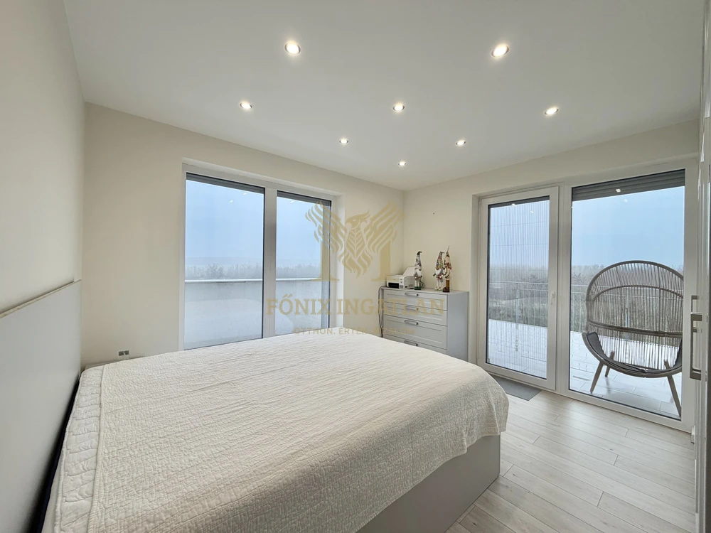 Újszerű, napelemes prémium lakás a Kastélydomb lakóparkban – panorámás kilátással!