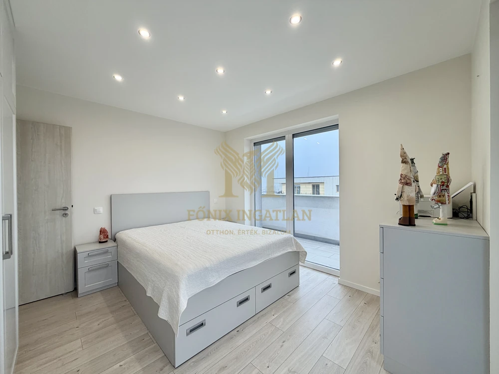 Újszerű, napelemes prémium lakás a Kastélydomb lakóparkban – panorámás kilátással!