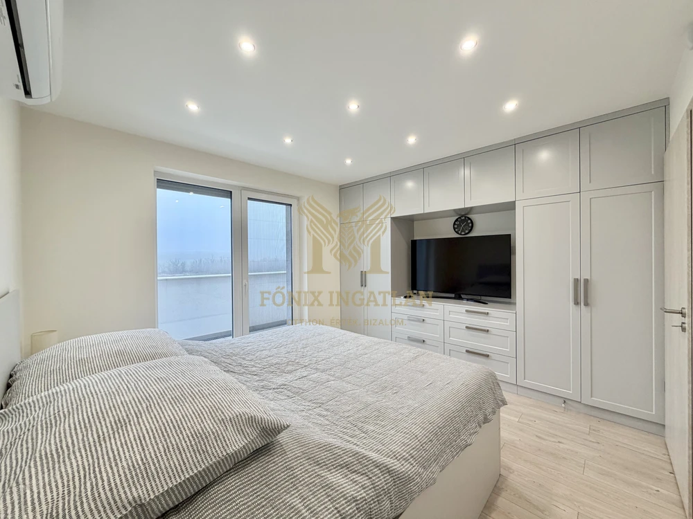 Újszerű, napelemes prémium lakás a Kastélydomb lakóparkban – panorámás kilátással!