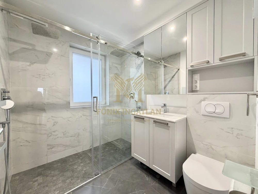 Újszerű, napelemes prémium lakás a Kastélydomb lakóparkban – panorámás kilátással!