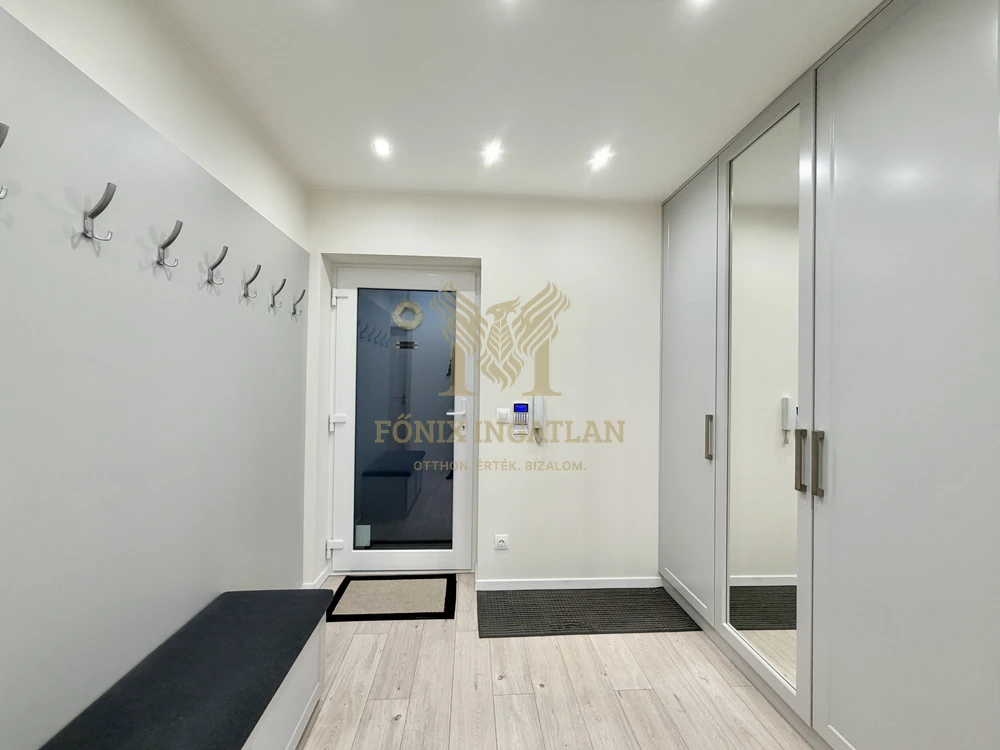 Újszerű, napelemes prémium lakás a Kastélydomb lakóparkban – panorámás kilátással!