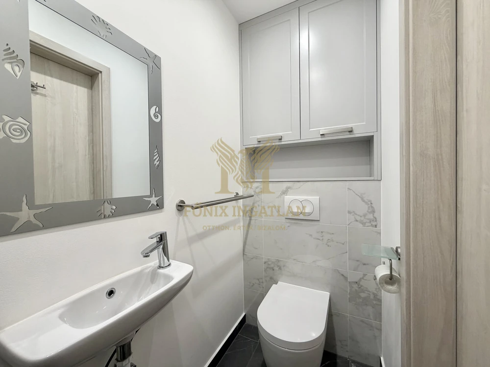 Újszerű, napelemes prémium lakás a Kastélydomb lakóparkban – panorámás kilátással!