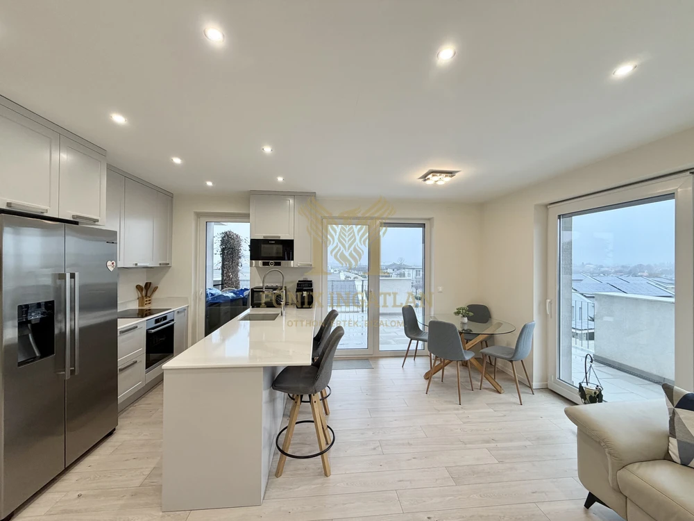 Újszerű, napelemes prémium lakás a Kastélydomb lakóparkban – panorámás kilátással!