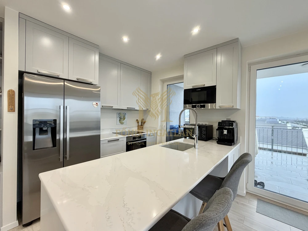 Újszerű, napelemes prémium lakás a Kastélydomb lakóparkban – panorámás kilátással!