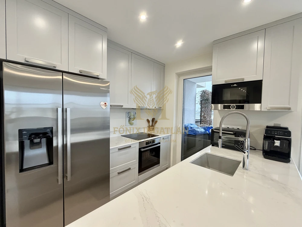 Újszerű, napelemes prémium lakás a Kastélydomb lakóparkban – panorámás kilátással!