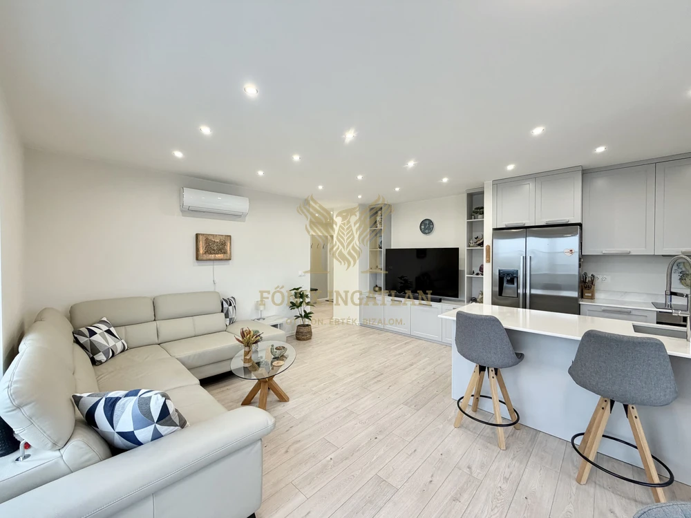 Újszerű, napelemes prémium lakás a Kastélydomb lakóparkban – panorámás kilátással!