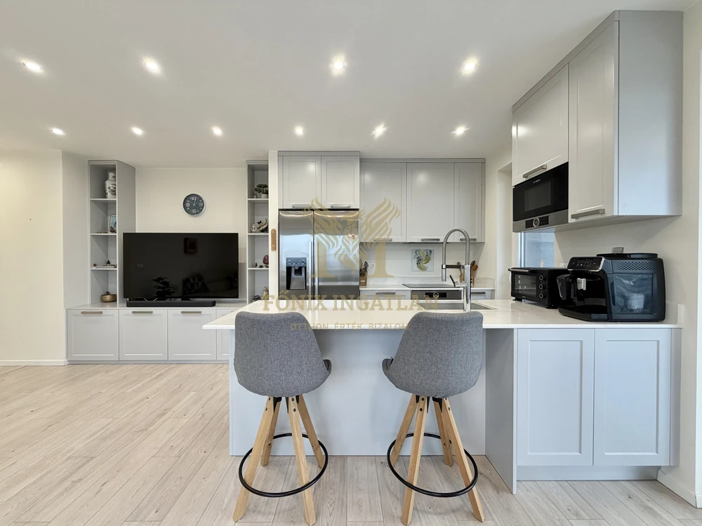 Újszerű, napelemes prémium lakás a Kastélydomb lakóparkban – panorámás kilátással!